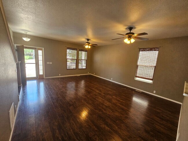 Building Photo - 3 Bed 3 Bath Townhome Minutes from Ft. Carson!!