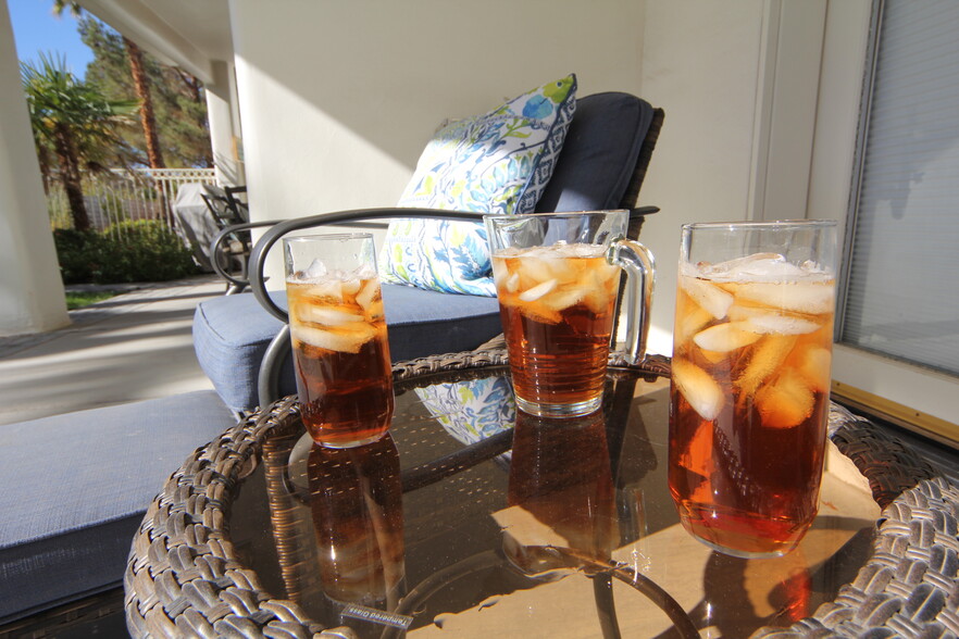 Outdoor Patio Seating - 2312 Glenbrook Way