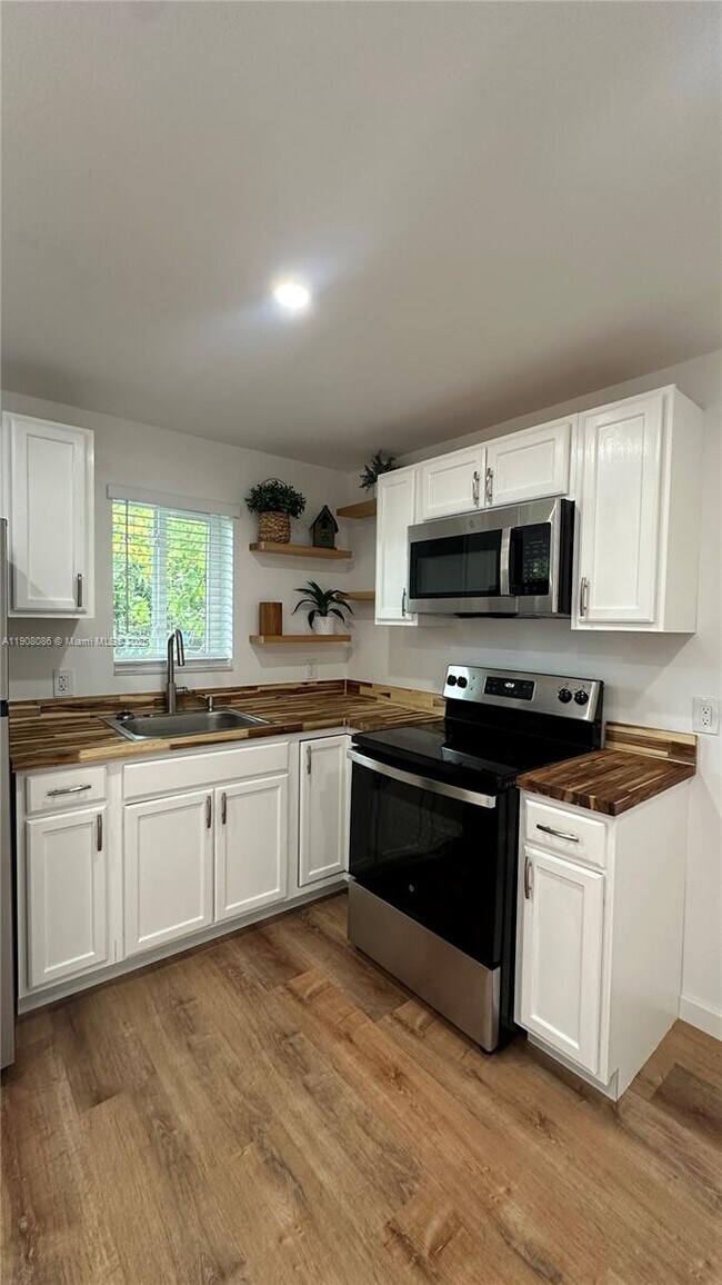 Building Photo - 685 W 35th St