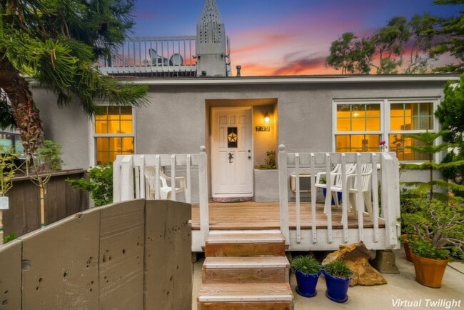 Primary Photo - Price drop! Cozy Home Between Mission Beach and Mission Bay with Parking and Rooftop Deck!