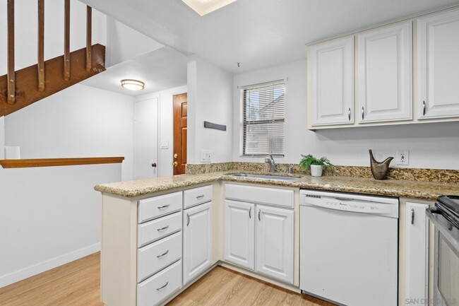 Building Photo - Upgraded 1 Bedroom, 1 Bath Townhome in Pri...