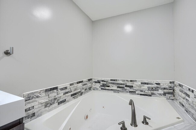 Building Photo - 4012 Fernhill Ave