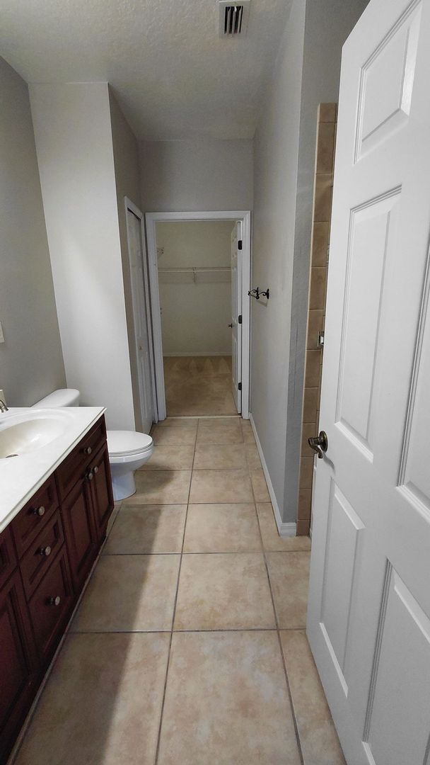 Building Photo - 3 Bedroom, 2 Bath Condo in Lakeside at Lak...