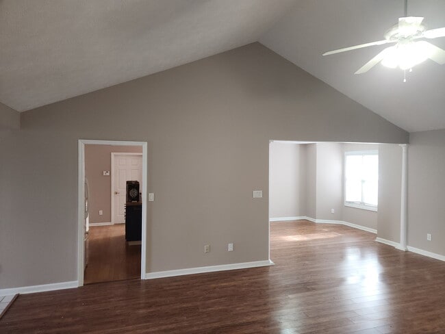 Building Photo - 886 Castlewood Dr