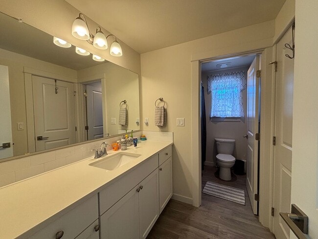 Building Photo - Beautiful 3 Bed/2.5 Bath with Fully Fenced...