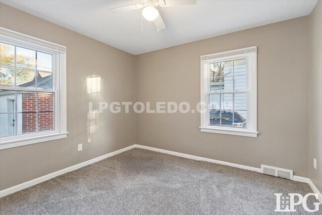 Building Photo - 4336 Lyman Ave