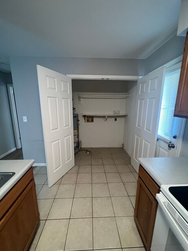 Building Photo - 645-647 W. Country Squire Ct