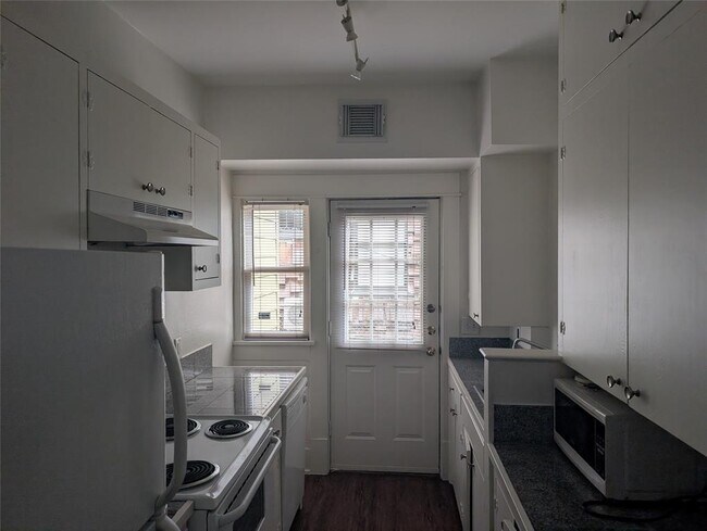 Building Photo - 815 Sul Ross St