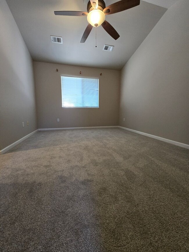 Building Photo - Wonderful Townhome