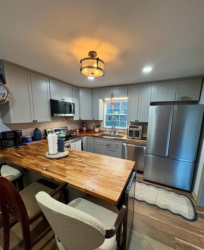 Building Photo - 2050 Blowing Rock Blvd