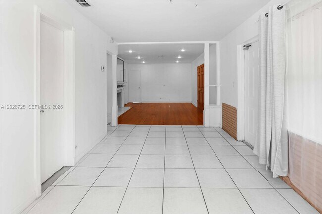 Building Photo - 706 S 19th Ave
