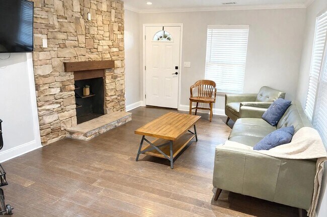 Building Photo - 1903 E 13th St