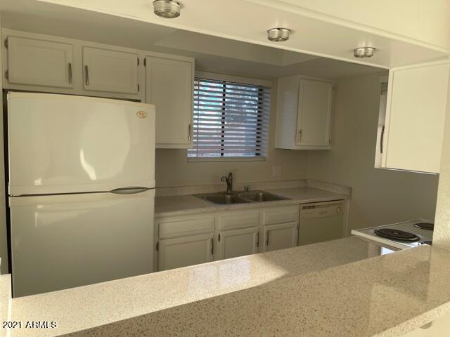 Building Photo - 850 S River Dr