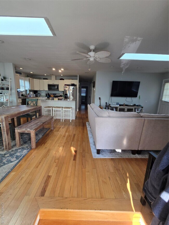 Building Photo - 359 E Pine St