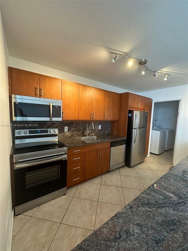 Primary Photo - 9273 Collins Ave