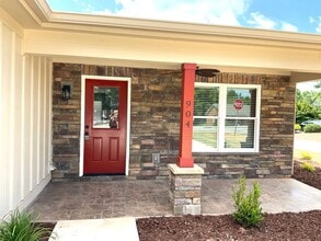 Building Photo - Court Square Town Home Duplex Apartment with Attached Garage