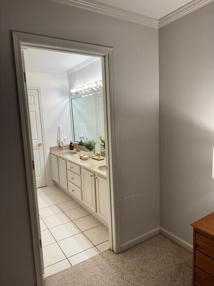 Building Photo - 529 Versailles Blvd