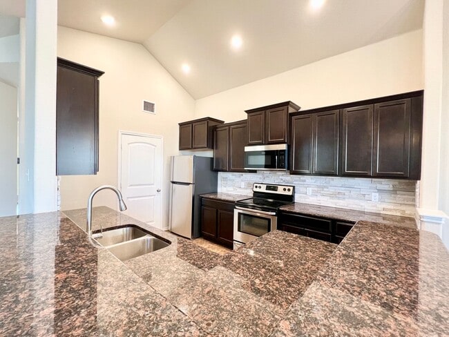 Building Photo - 3 Bed 2 Bath with an Office Space
