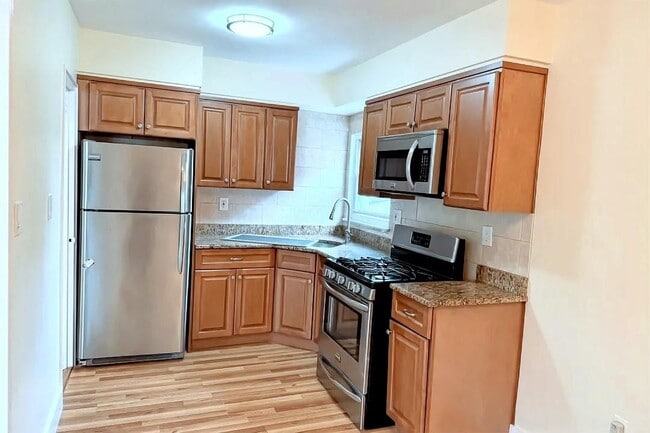 Building Photo - 418 W 259th St