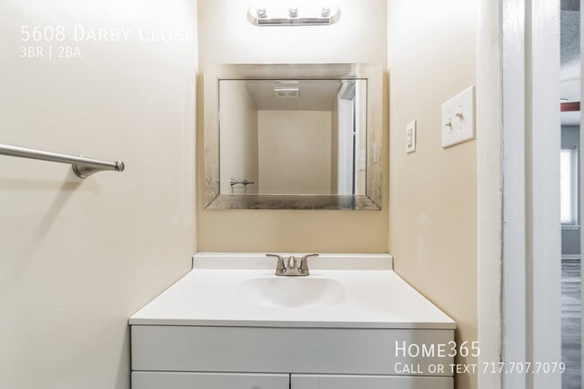 Building Photo - Incredible 3 Bedroom 2 Bedroom Townhouse O...