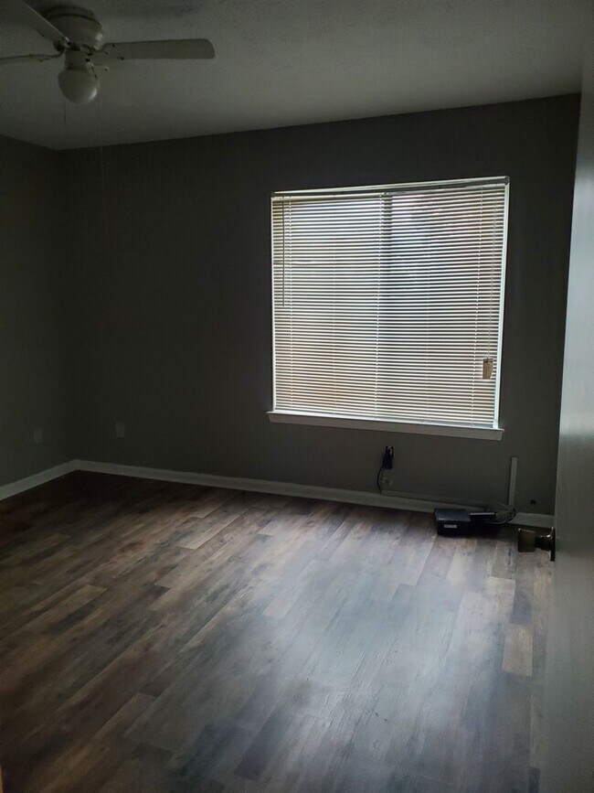 Building Photo - Hampton Club