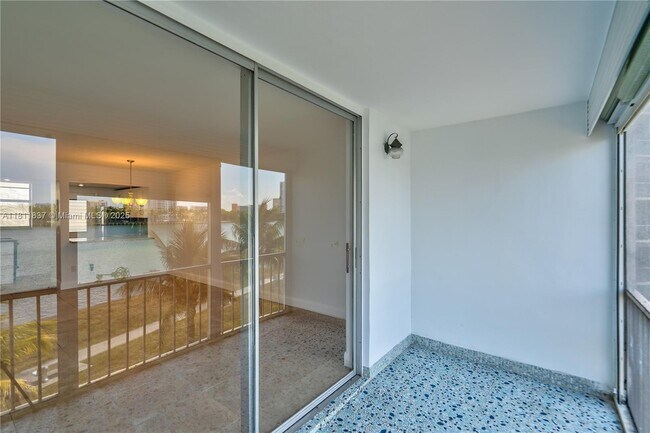 Building Photo - 2999 Point E Dr