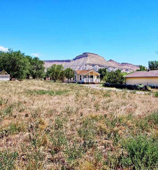 Building Photo - Tiny 2 bedroom Home with Mountain Views!