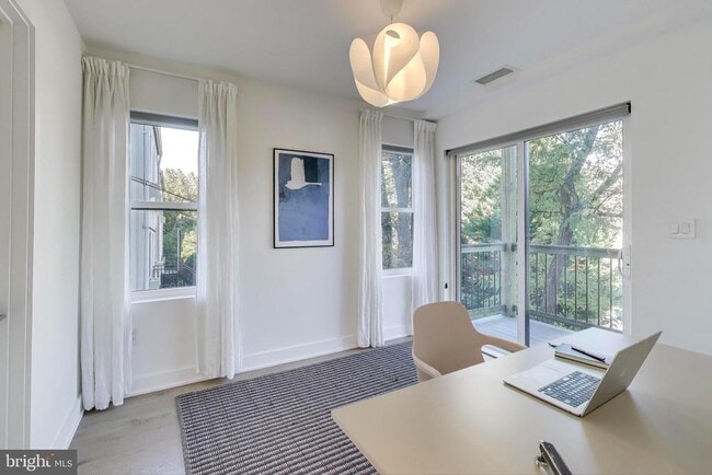 Building Photo - 4017 Davis Pl NW