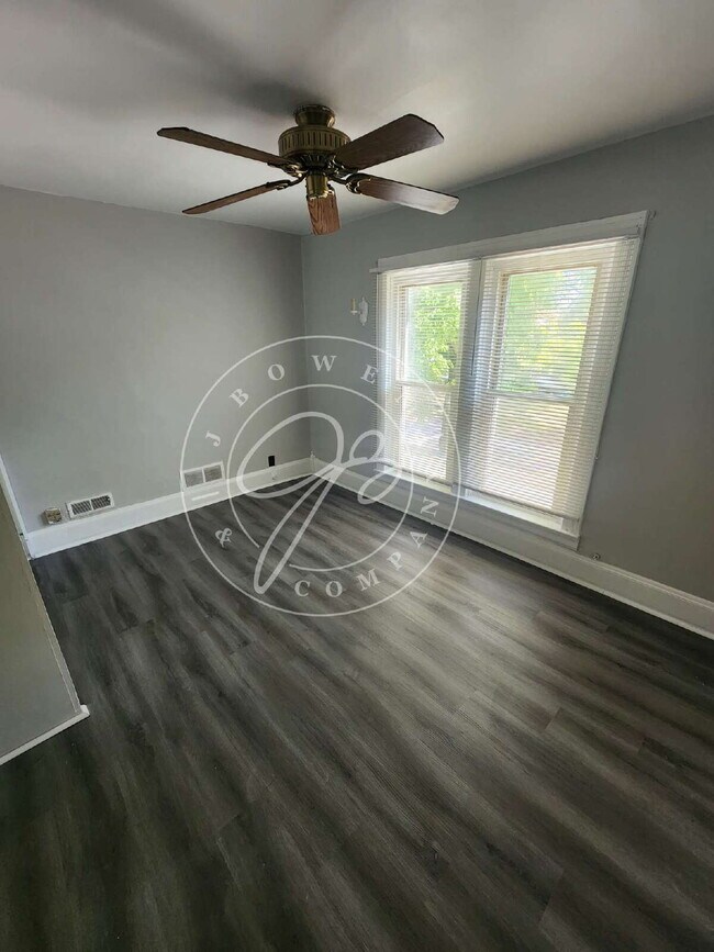 Building Photo - "Charming 2 possible 3-Bedroom Home on Uta...