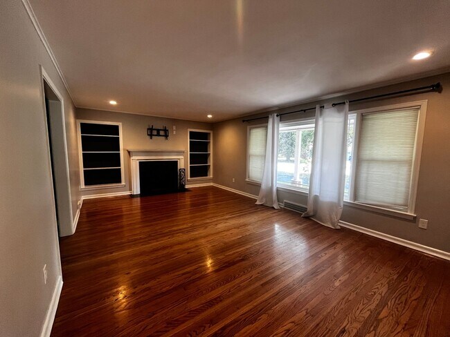 Building Photo - Wonderfull 3 Bedrooms along with 2 Full Ba...