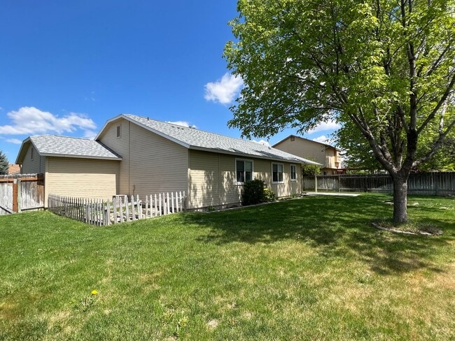 Building Photo - Beautiful 3 bed 2 bath home in the Haven Cove Subd just off Cherry Ln and N Ten Mile Rd