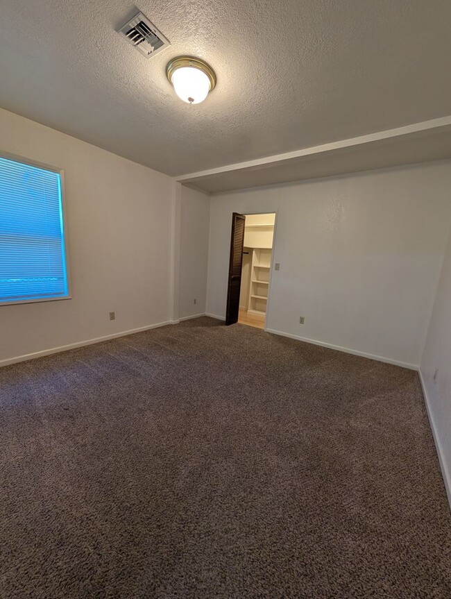 Building Photo - 3 Bedroom 2 Bath-House
