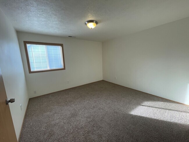 Building Photo - 3 Bd/2 Ba House with Fresh Paint and Updat...