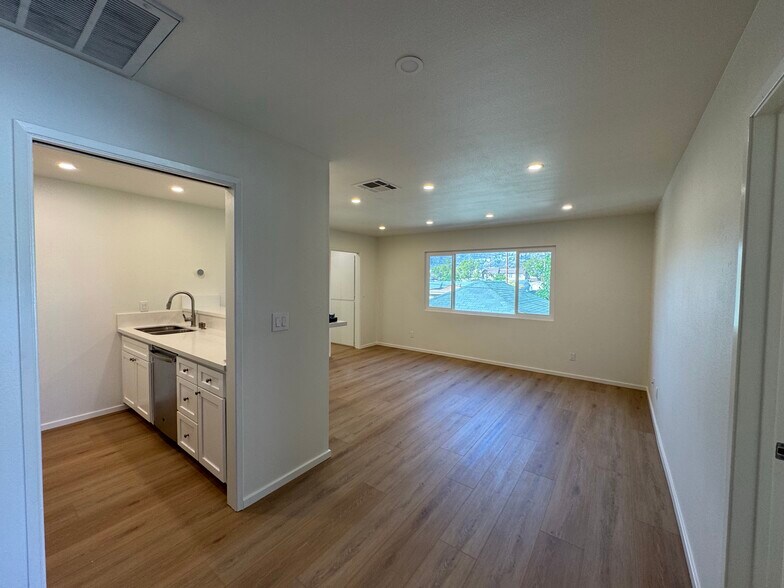 Building Photo - 517 Geneva St