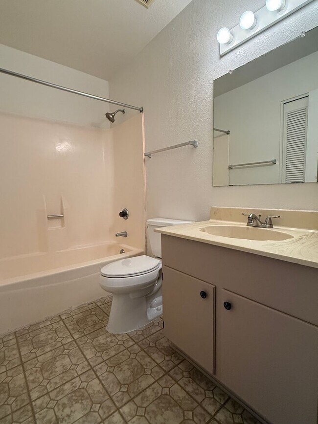 Building Photo - Tempe, Guadalupe and Rural, 2 bed 2 bath single story end unit