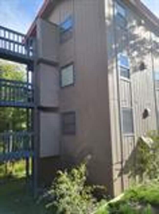 Building Photo - Balcony! In unit washer dryer! Bus route!