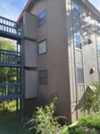 Building Photo - Balcony! In unit washer dryer! Bus route!