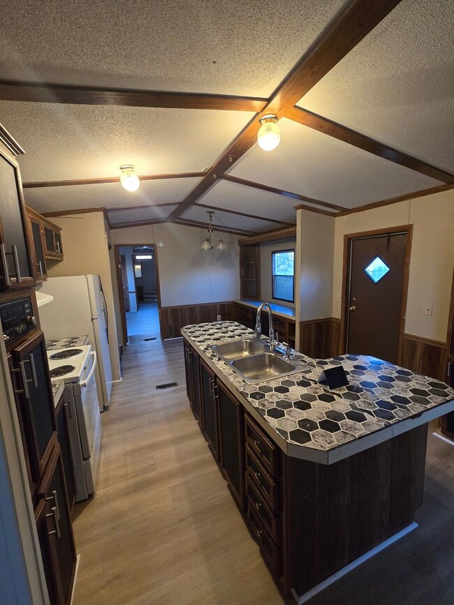 Building Photo - 3 bedroom, 2 bath Mobile Home in Yorktowne