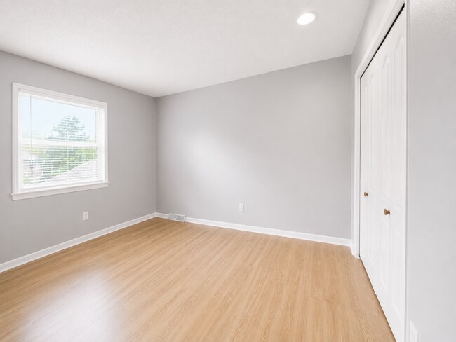 Building Photo - 1400-1528 LaChateau Drive