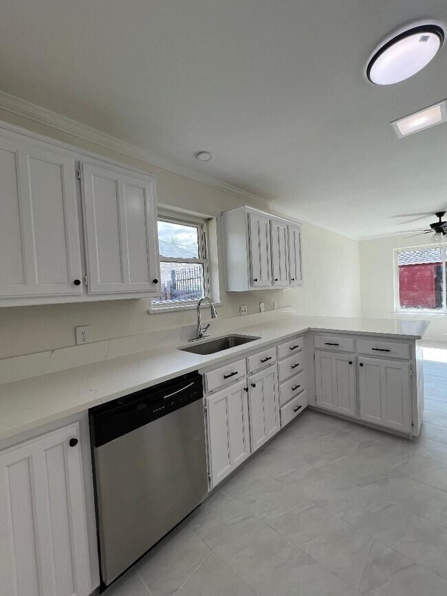 Building Photo - Welcome to this inviting 3-bedroom, 2-bathroom home in the heart of Cleburne, perfectly suited fo...