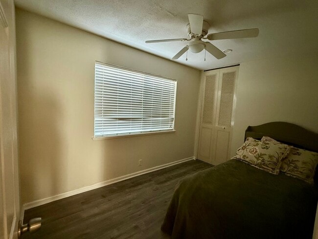 Building Photo - 726 Shawnee Ln