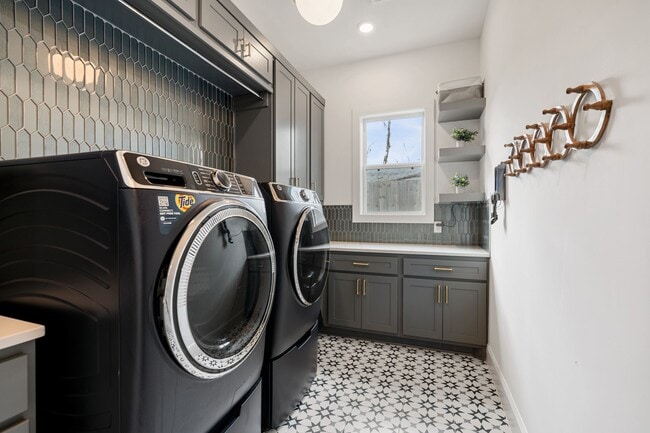 Building Photo - 6626 Saxet St