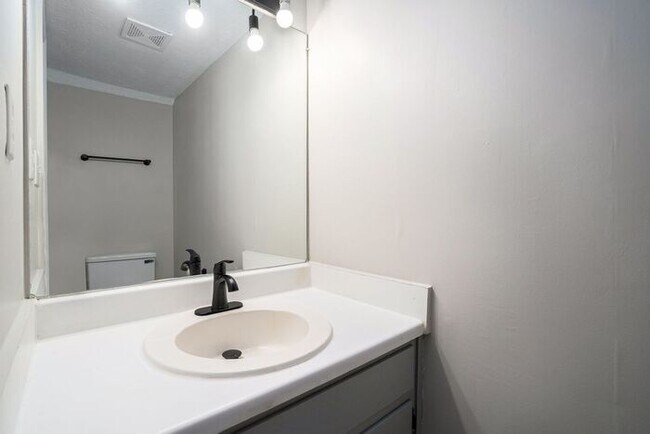 Building Photo - Renovated End Unit Townhome in Snellville!