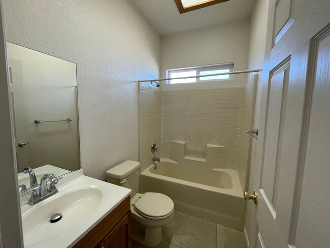 Building Photo - Beautiful Hesperia Starter Home, 2 Bedroom...