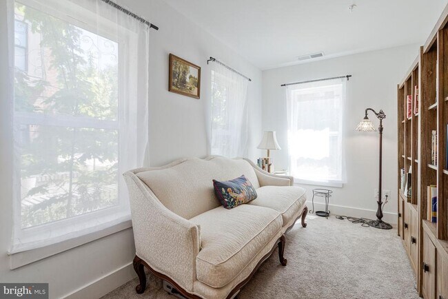 Building Photo - 40 Mural Walk NE