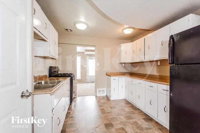 Building Photo - 130 Capri Dr