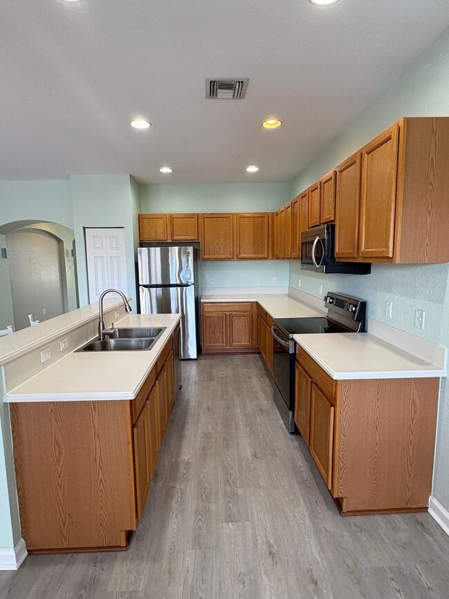 Building Photo - 3/2/1 Townhome in River Glen!