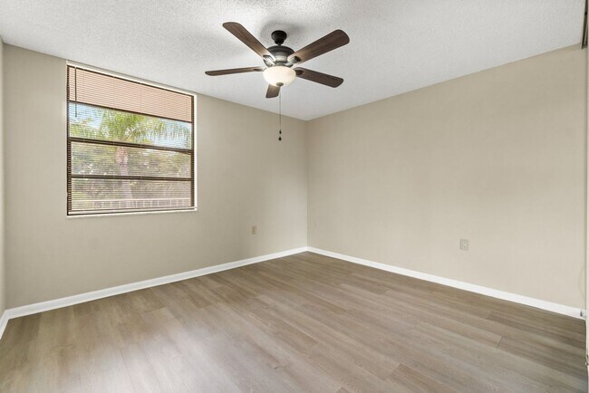 Building Photo - Spacious 2BR/2BA Condo at Whitehall - West Palm Beach