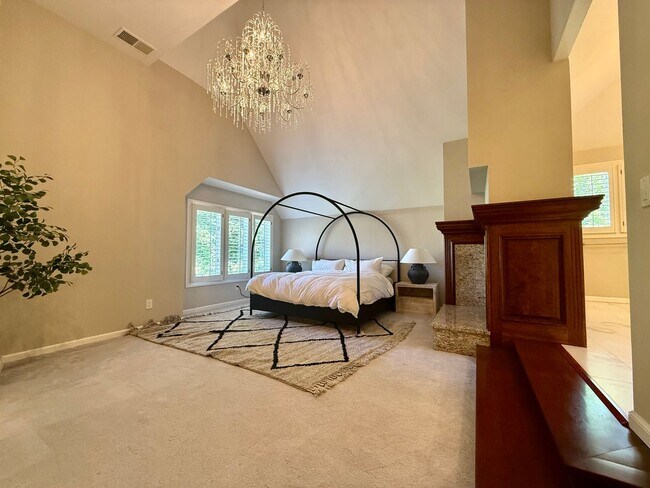 Building Photo - Stunning, Furnished 4 Bed 3.5 Bath + Offic...