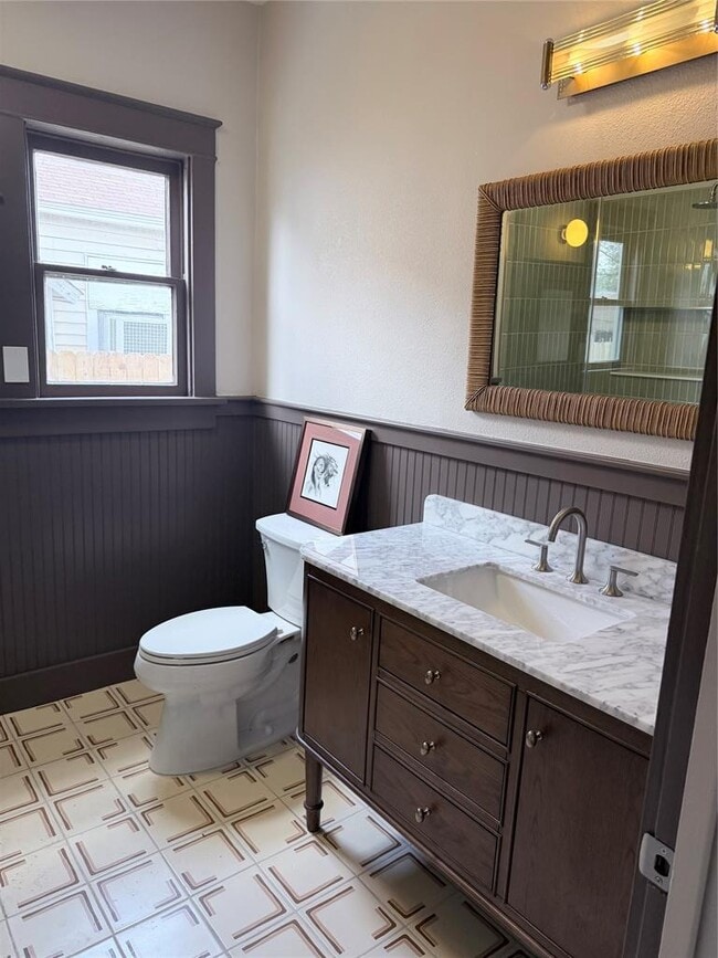 Building Photo - 1914 W Magnolia Ave